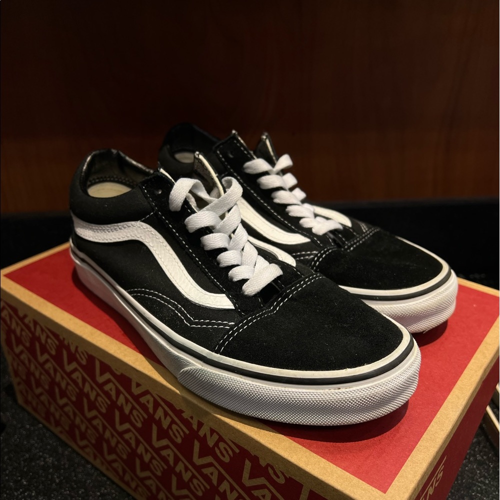 Old Skool Vans black and white woman